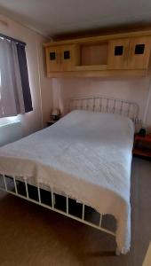 Ein Bett oder Betten in einem Zimmer der Unterkunft Ferienhaus Vienna am Kronensee