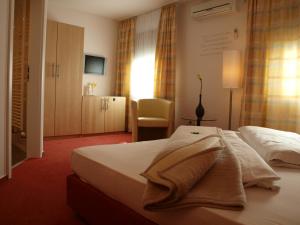 Postel nebo postele na pokoji v ubytování Gartenstadt Hotel