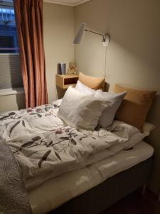 Postel nebo postele na pokoji v ubytování Brygga B&B Trondheim sentrum, privat rom i vårt hjem