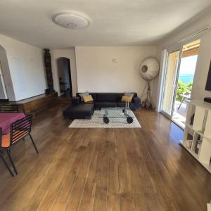 ein Wohnzimmer mit Sofa und Tisch in der Unterkunft Bella Vista in La Vasina