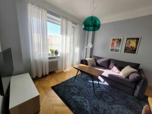 un salon avec un canapé et une table dans l'établissement SmileApartment - apartament w sercu Gdyni, à Gdynia 16 autres photos