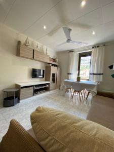TV a/nebo společenská místnost v ubytování Apartaments Portbou Costa Brava