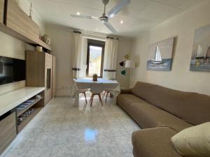 TV a/nebo společenská místnost v ubytování Apartaments Portbou Costa Brava
