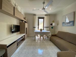 TV a/nebo společenská místnost v ubytování Apartaments Portbou Costa Brava