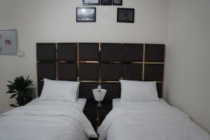 Postel nebo postele na pokoji v ubytování Landtech Vacation Homes - Baniyas Square