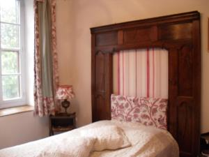 เตียงในห้องที่ Abbaye De Villelongue