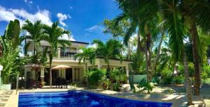 Avila's Hostel Moalboal near Beach 내부 또는 인근 수영장