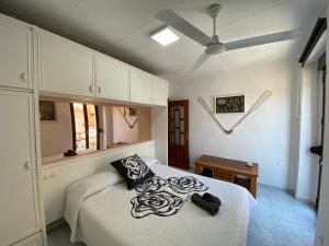 Postel nebo postele na pokoji v ubytování Apartaments Portbou Costa Brava