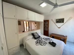 Postel nebo postele na pokoji v ubytování Apartaments Portbou Costa Brava