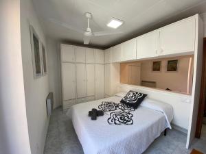 Postel nebo postele na pokoji v ubytování Apartaments Portbou Costa Brava
