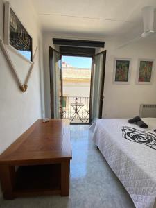 Postel nebo postele na pokoji v ubytování Apartaments Portbou Costa Brava