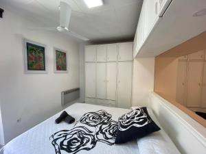 Postel nebo postele na pokoji v ubytování Apartaments Portbou Costa Brava