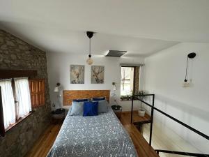A bed or beds in a room at El llagar - Sagasta Rural Oviedo