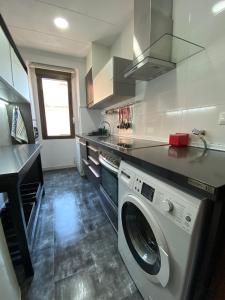 Kuchyň nebo kuchyňský kout v ubytování Apartaments Portbou Costa Brava