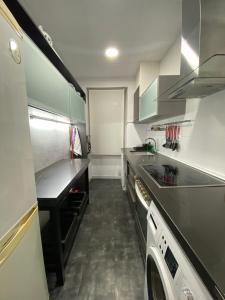 Kuchyň nebo kuchyňský kout v ubytování Apartaments Portbou Costa Brava