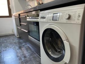 Kuchyň nebo kuchyňský kout v ubytování Apartaments Portbou Costa Brava