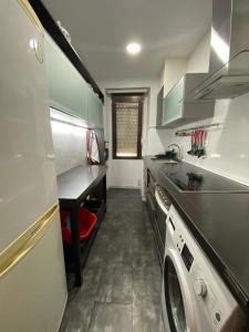 Kuchyň nebo kuchyňský kout v ubytování Apartaments Portbou Costa Brava