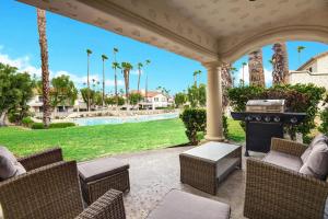 Posezení v ubytování DL882 - Desert Falls Poolside Escape - Meredith Lodging