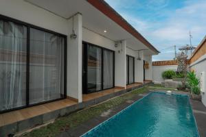Bazén v ubytování Elbe Homestay By Bali Cabin nebo v jeho okolí