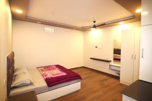 a small bedroom with a bed and a ceiling at Lotus Inn River View in Shamshi