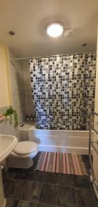 un baño con inodoro y bañera en Double room&Private bath near the Square Mile, en Londres 6 fotos más