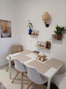 een witte tafel en stoelen in een kamer bij Busch Apartment im Zentrum in Bad Harzburg