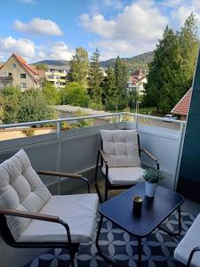 een balkon met 2 stoelen en een tafel en uitzicht bij Busch Apartment im Zentrum in Bad Harzburg +12 foto's