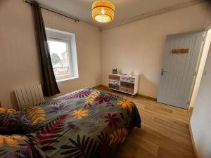 Un pat sau paturi într-o cameră la Maison rénovée dans petit village