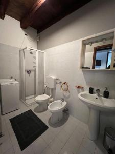 a bathroom with a shower and a toilet and a sink at i-HOMES JuniorSuite Centro Padova in Padova