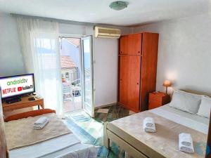 Llit o llits en una habitació de Amisos Apartmani