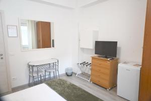 A television and/or entertainment centre at Appia Antica Guest House
