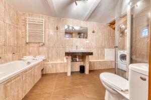 een badkamer met een bad en een wastafel en een wasmachine bij Apartamenty Firfas 2 in Bydgoszcz +23 foto's
