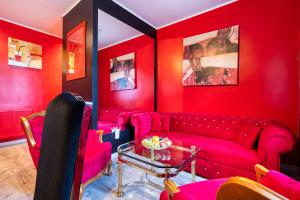 een rode woonkamer met een rode bank en een glazen tafel bij Apartamenty Firfas 2 in Bydgoszcz