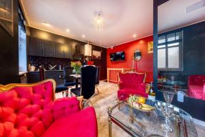 een woonkamer met rode meubels en een tafel bij Apartamenty Firfas 2 in Bydgoszcz