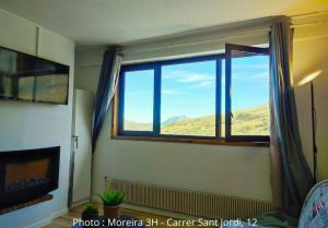 Vista generica sulle montagne o vista sulle montagne dall'interno dell'appartamento