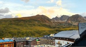 vista su una città con montagne sullo sfondo di AC Apartaments Centre a Pas de la Casa