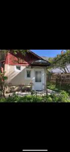 una piccola casa bianca con una porta in un cortile di HAVEN Central Studios a Braşov