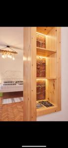 un armadio in legno in una camera con letto di HAVEN Central Studios a Braşov