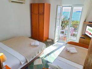 Llit o llits en una habitació de Amisos Apartmani