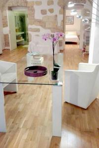 a room with a glass table with a flower in it at Ibiscus apartment in Cagliari