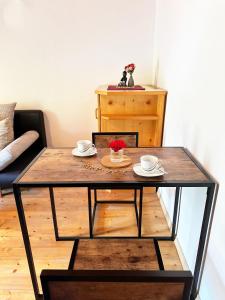 バッハにあるHaus Gratzの2つのカップと花瓶が置かれたコーヒーテーブル