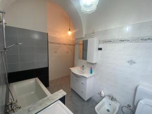 a bathroom with a sink and a tub and a toilet at Bed'n Fast Savona in Savona +12 photos