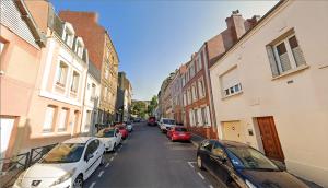 una strada con auto parcheggiate ai lati della strada di 2 pièces "Les Nuits Douces" - Calme et Lumineux - Gare à 10 min - Tram à 3 min a Le Havre