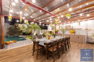 une salle à manger avec une longue table et des chaises dans l'établissement Cối Xoay Gió Trệt Không Lầu - 6 Phòng Ngủ - Bida - Karaoke Phòng Lạnh - Gần Biển Bãi Sau Vũng Tàu, à Vung Tau 23 autres photos