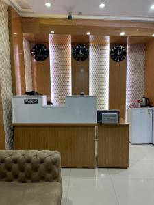 a lobby with a reception desk in a hospital at Kıyı Butik Otel in Mimarsinan