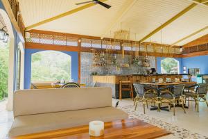 une salle à manger avec une table et des chaises dans l'établissement Mercado 26- Ocean View Condo At Las Catalinas, à Playa Danta