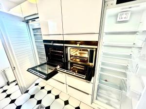 Kuchyň nebo kuchyňský kout v ubytování Luxuriöse 170qm All-in-Ferienwohnung