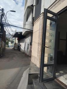 Budova, kde se kapslový hotel nachází