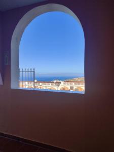 una ventana en un edificio con vista al océano en Ocean View Luxury Big Terrace 1 Bedroom, en Adeje