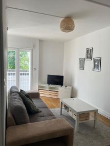 un soggiorno con un divano e un tavolino da caffè di T2 - Quartier Mézières - 1 chambre -1 terrasse a Charleville-Mézières